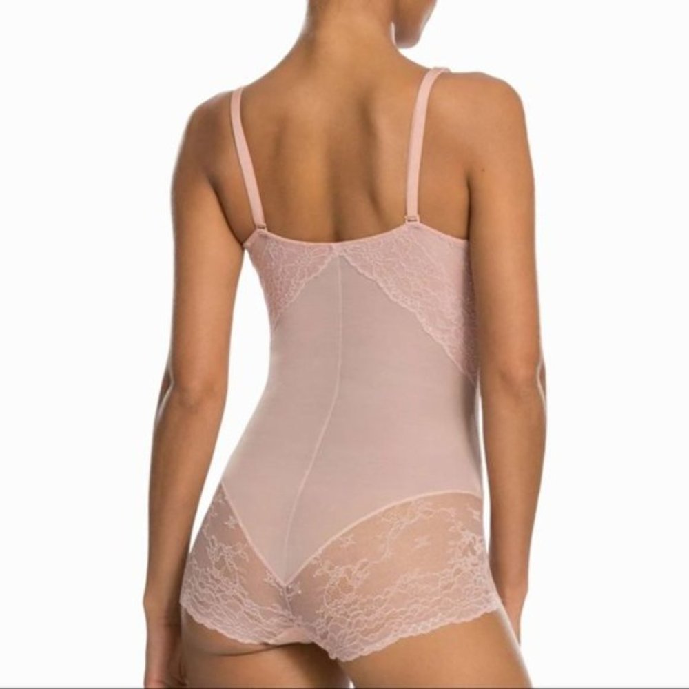 Spanx Spotlight On Lace Bodysuit - Picture 4 of 6